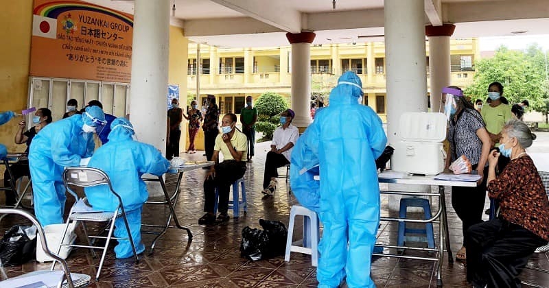 Hàng nghìn công nhân ở các khu công nghiệp tại Bắc Giang được lấy mẫu xét nghiệm Covid-19.