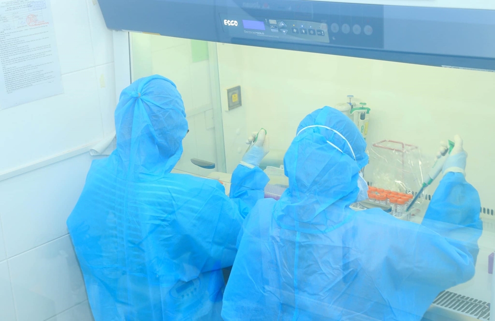 Các kỹ thuật viên xét nghiệm của CDC Hà Nam làm việc không ngưng nghỉ để bệnh nhân nhanh chóng có kết quả.