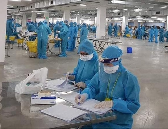 Cán bộ y, bác sĩ làm việc xuyên đêm để các bệnh nhân nhanh chóng có kết quả xét nghiệm Covid-19.