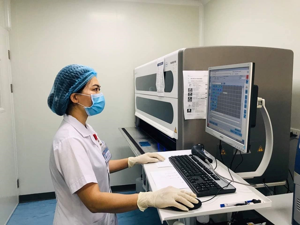 Cán bộ, nhân viên CDC Bắc Ninh làm việc không quản thời gian để lấy mẫu, xét nghiệm và truy vết và xử lý các thông tin liên quan.