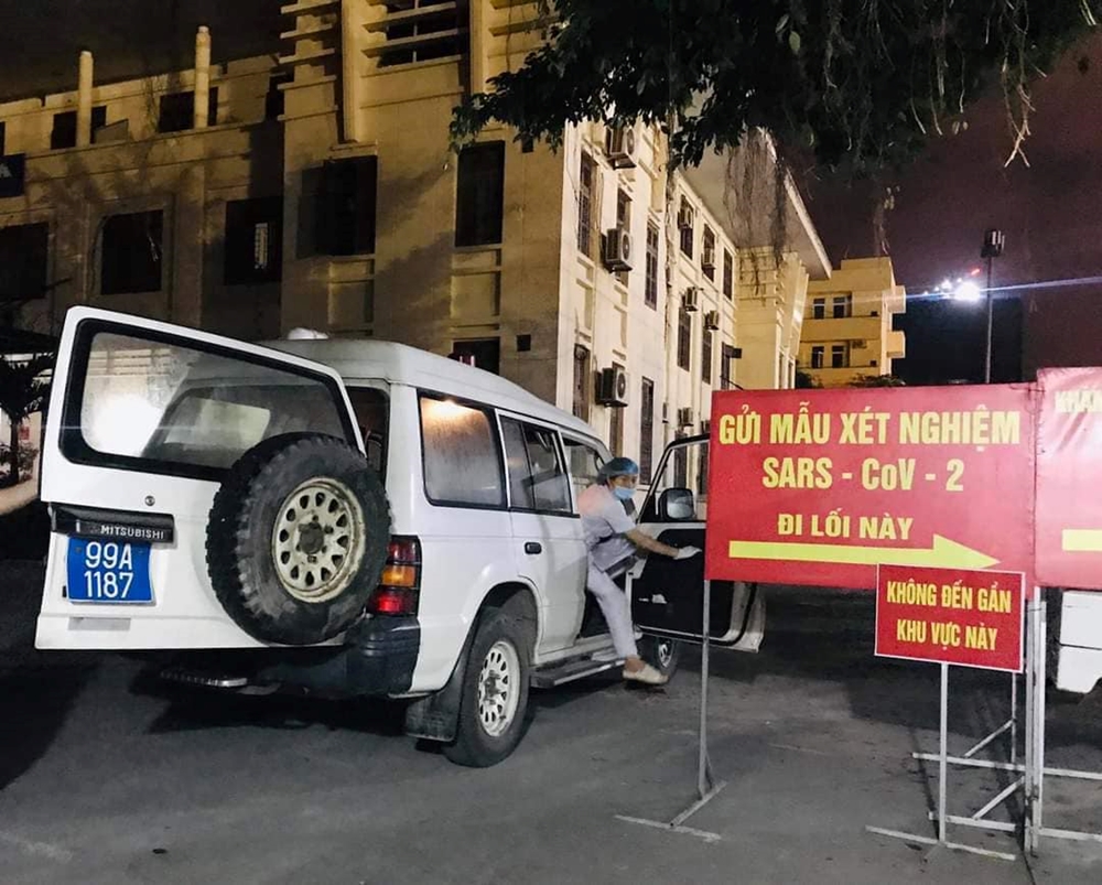 Sau khi lấy mẫu cho người dân xe chuyên dụng chở đi xét nghiệm tại CDC Bắc Ninh