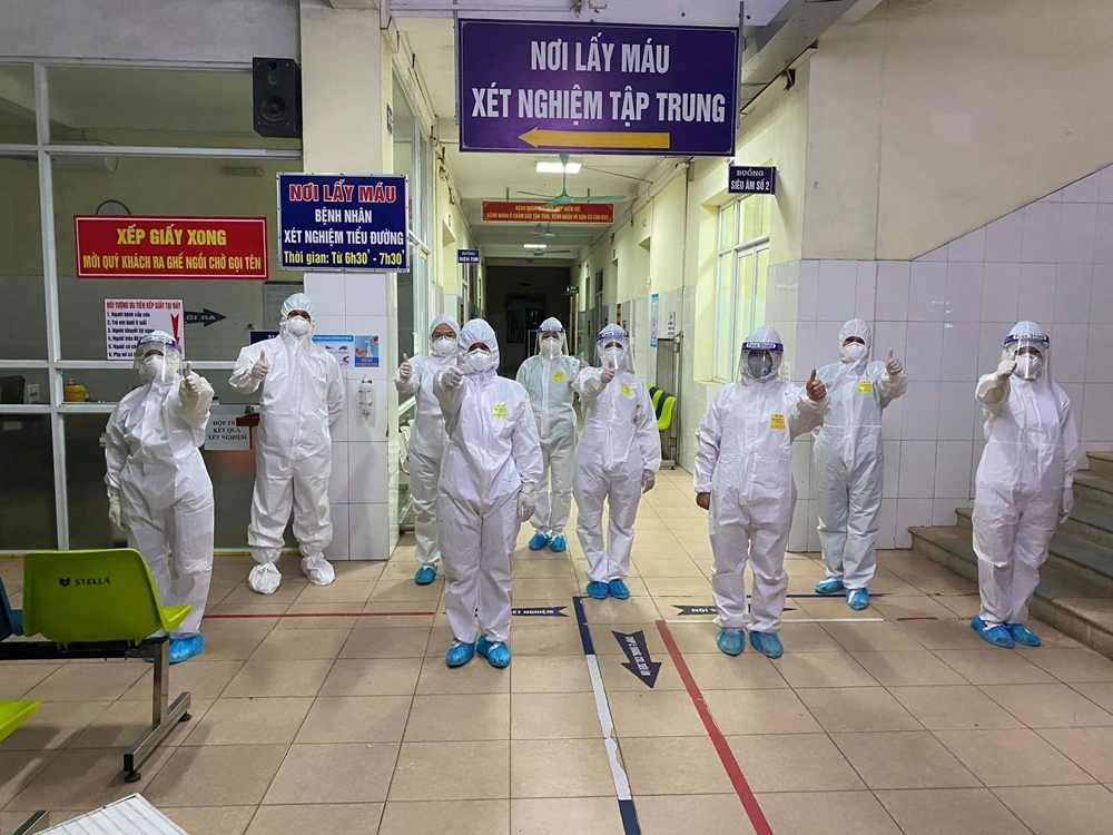 Nhân viên y tế làm việc gần như không có giờ nghỉ