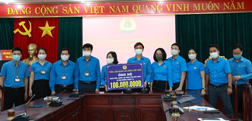 Trao 300 triệu đồng hỗ trợ người lao động tỉnh Bắc Ninh và Bắc Giang