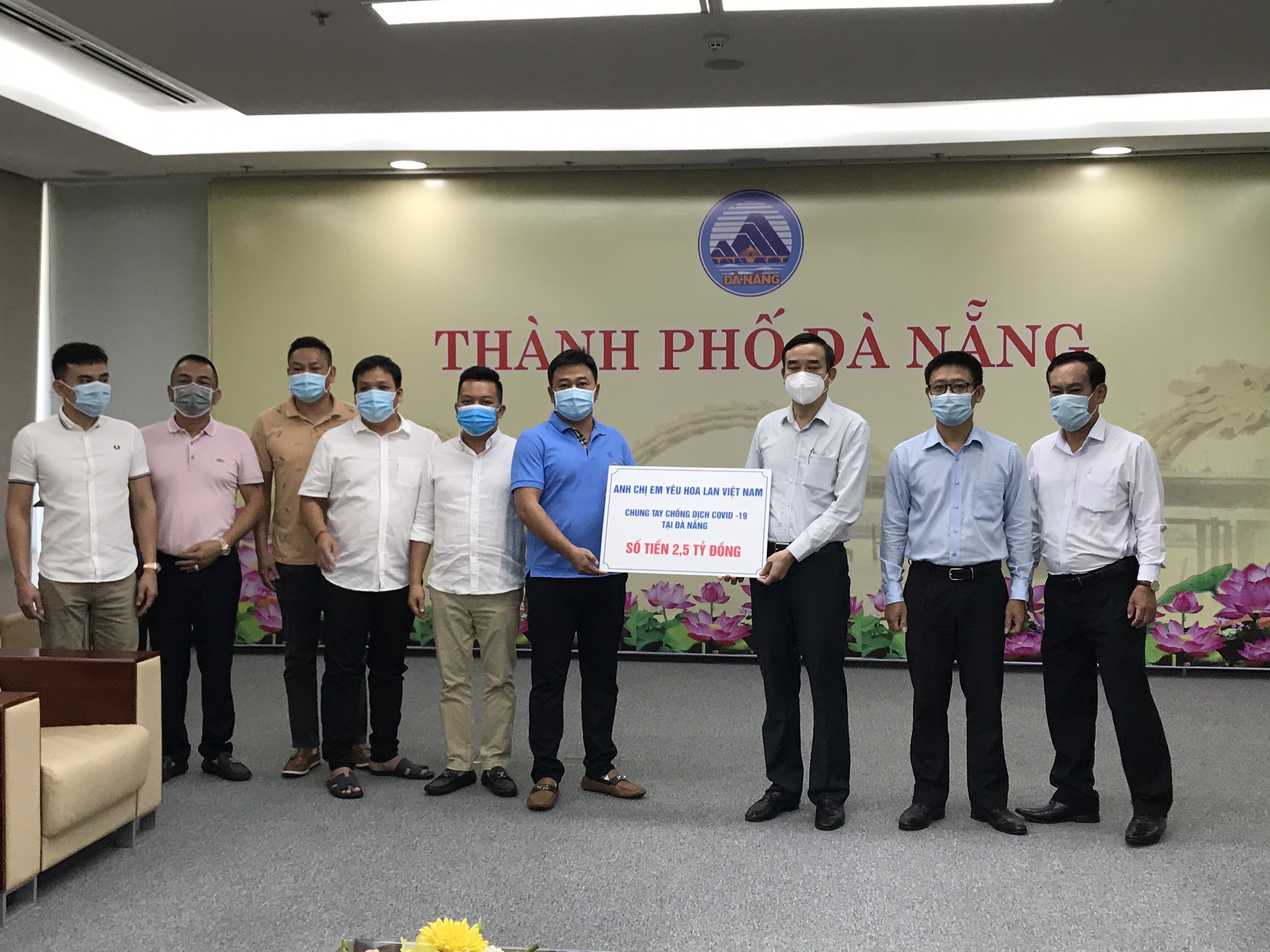 Trao tặng 2,5 tỷ đồng ủng hộ thành phố Đà Nẵng phòng, chống dịch Covid-19 