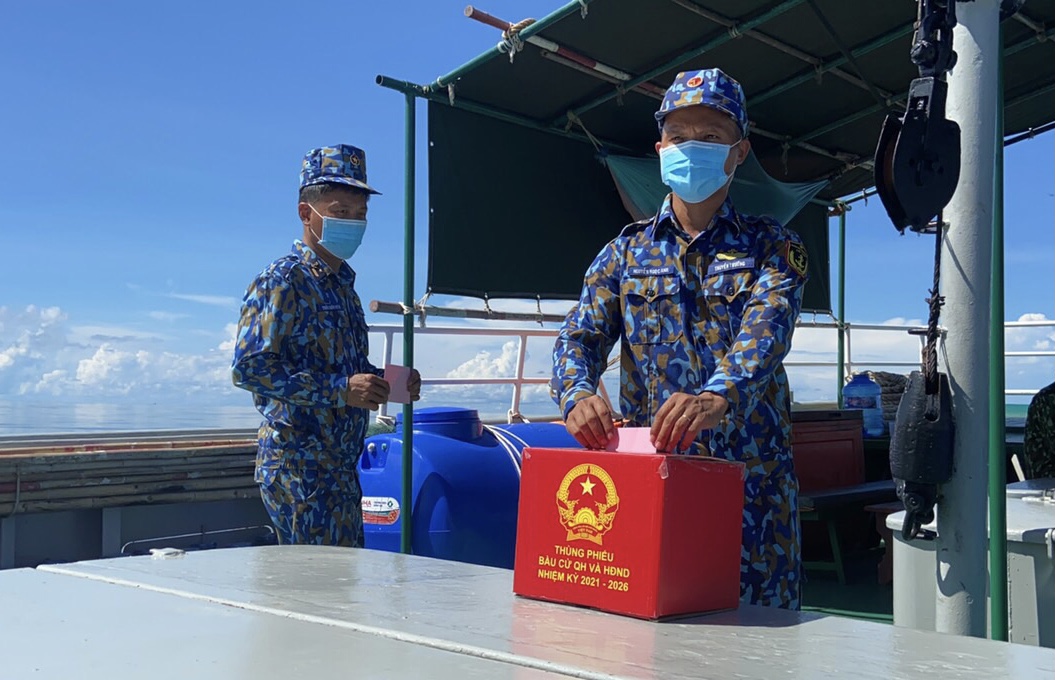 Cán bộ, chiến sĩ Tàu 792 bầu cử sớm trên biển