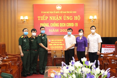 Quân khu 1 hỗ trợ 1 tỷ đồng cho hai tỉnh Bắc Ninh, Bắc Giang 