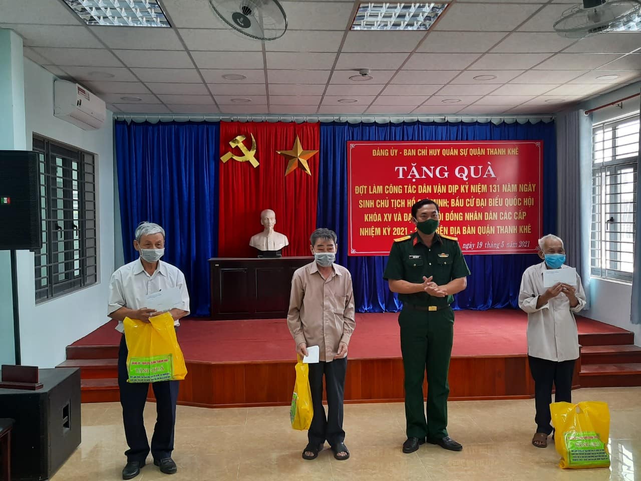 Thắm tình quân dân trước ngày hội lớn