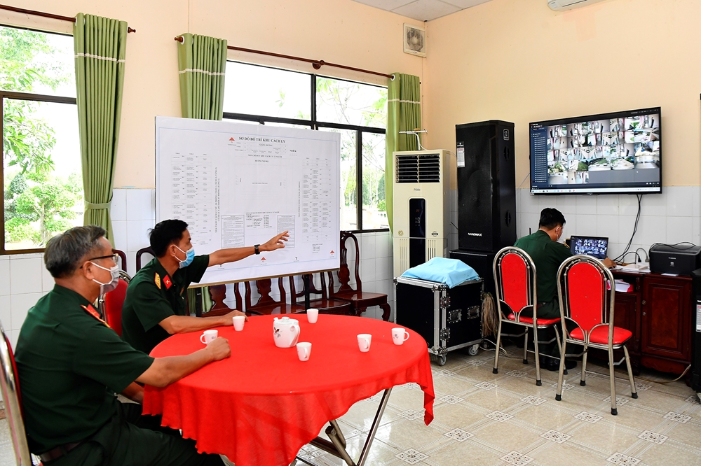 Nhà ăn của ban giám hiệu trở thành phòng trực camera để tiện cho việc chỉ đạo trong khu cách ly.