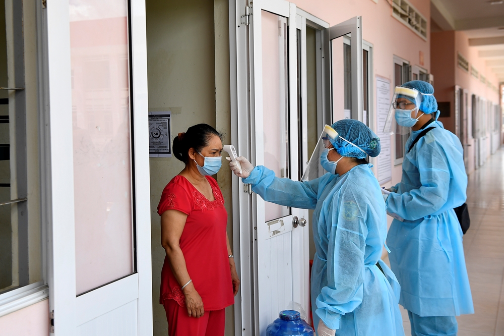 Thực hiện đo thân nhiệt và hỏi thăm tình hình sức khỏe của công dân 3 lần/ngày.