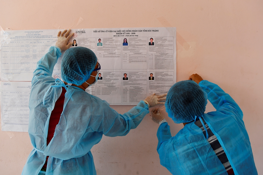 Danh sách ứng cử viên được niêm yết tại cầu thang tiện cho công dân theo dõi.
