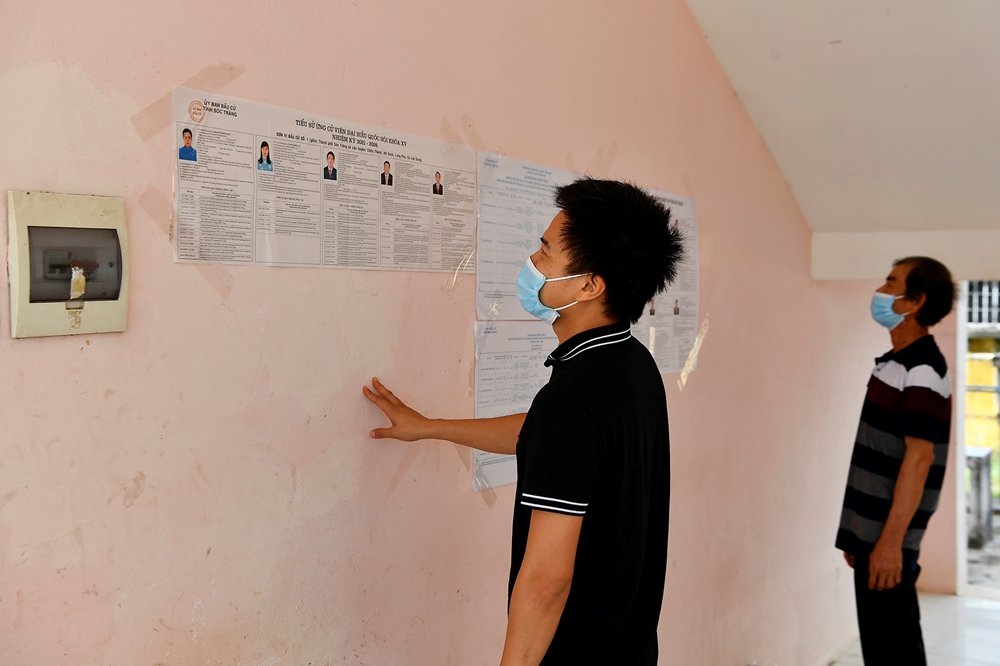 Công dân xem tiểu sử ứng cử viên.