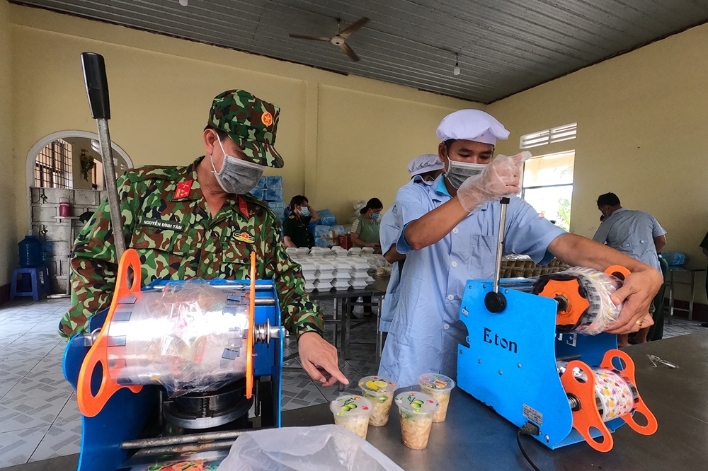 Thượng tá Nguyễn Đình Tâm, Tiểu đoàn trưởng Tiểu đoàn 2 trực tiếp xuống nhà bếp chỉ đạo công tác phục vụ.