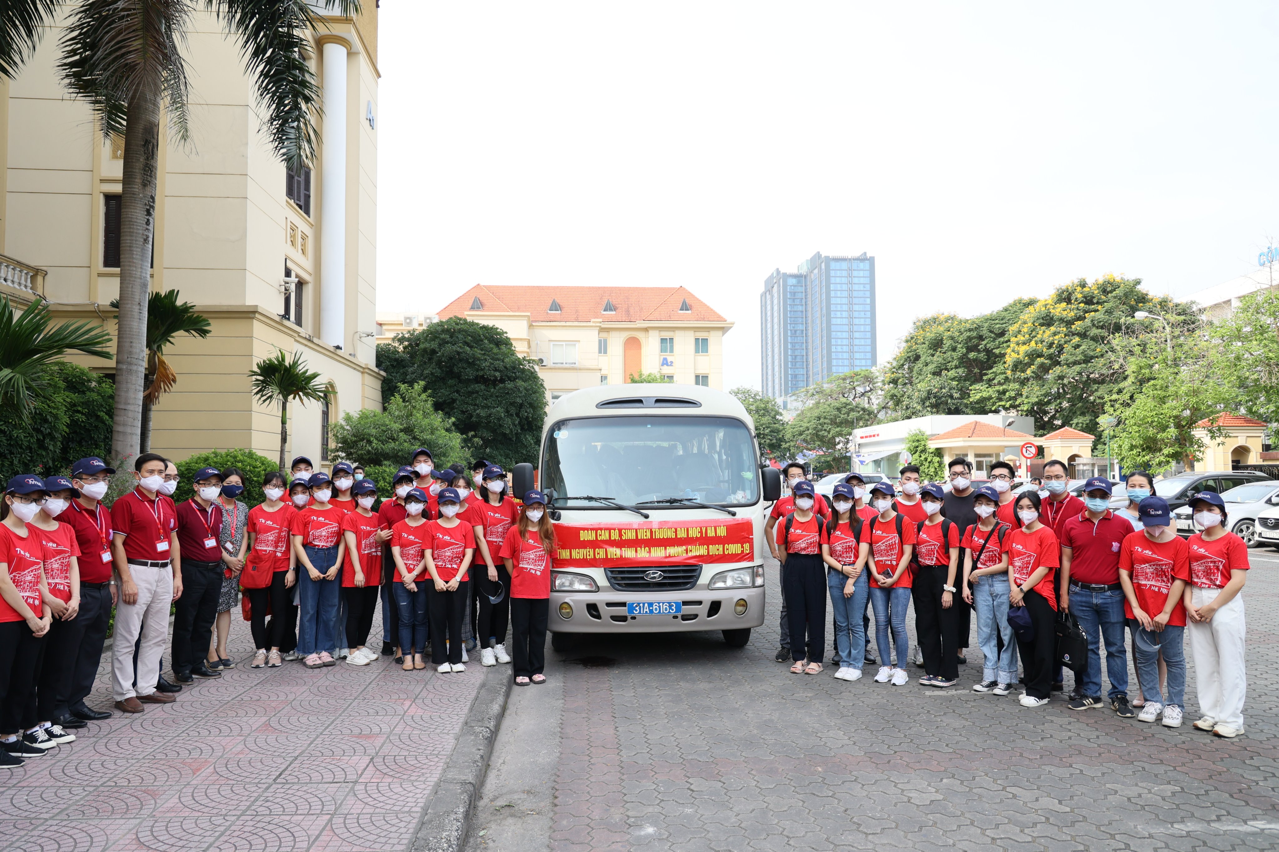 Đoàn công tác xung kích Đại học Y Hà Nội lên đường chi viện tới vùng dịch Yên Phong

