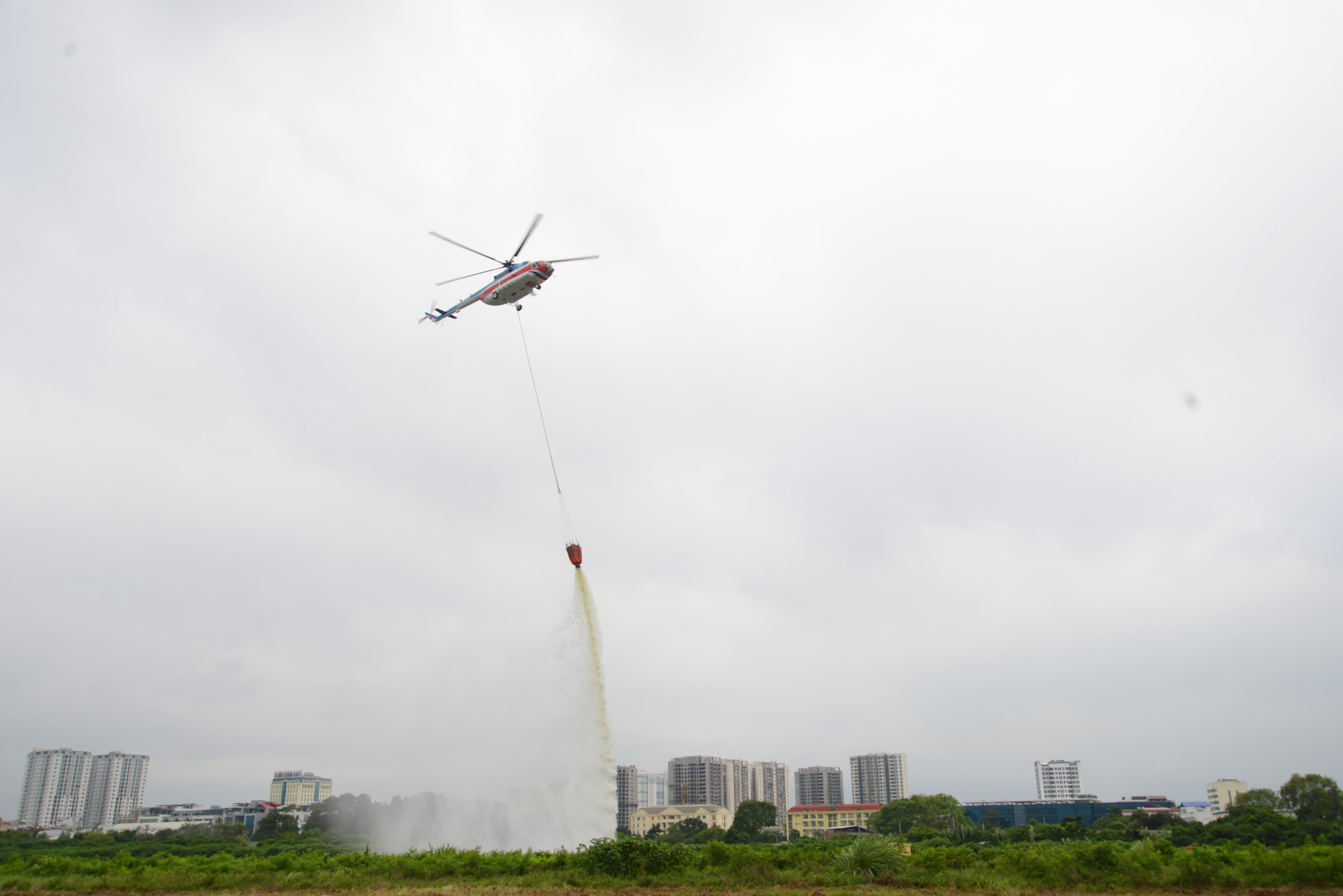 Cứu hỏa từ... trên không