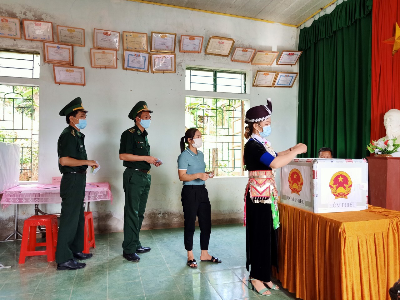 Bầu cử sớm nơi biên cương Tổ quốc