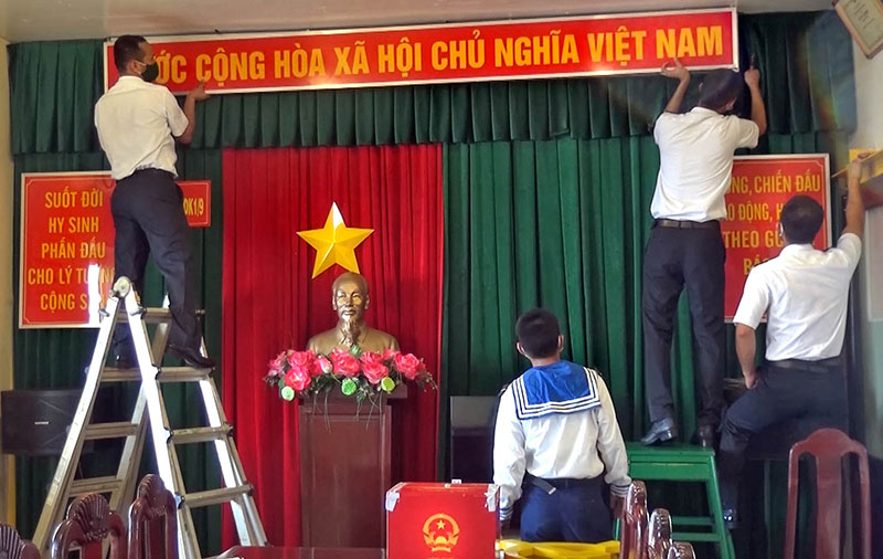 Cán bộ, chiến sĩ nhà giàn DK1/9 trang trí điểm bầu cử.