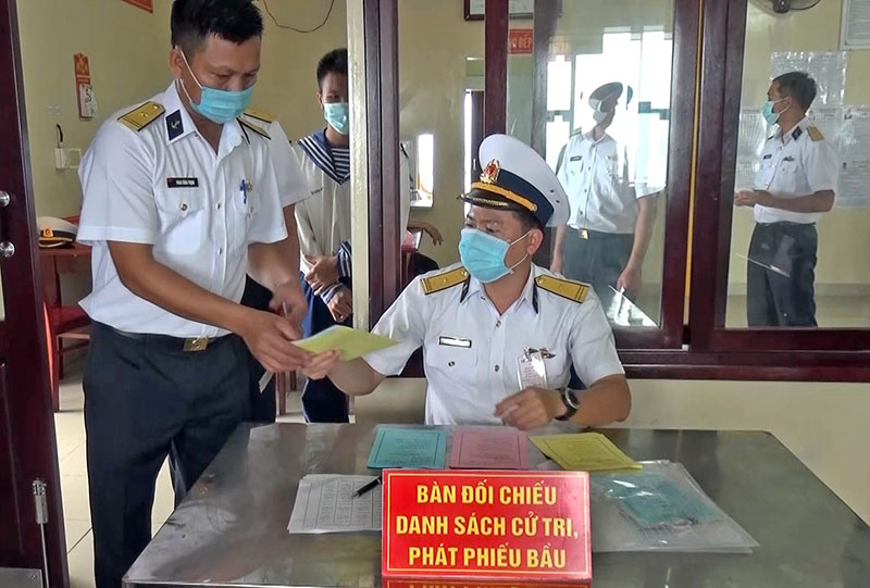 Phát phiếu bầu cử cho cử tri.