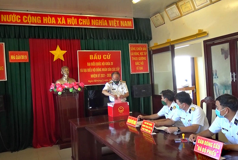 Cử tri nhà giàn DK1/9 bỏ phiếu.