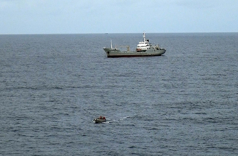 Tổ bầu cử rời tàu lên nhà giàn.