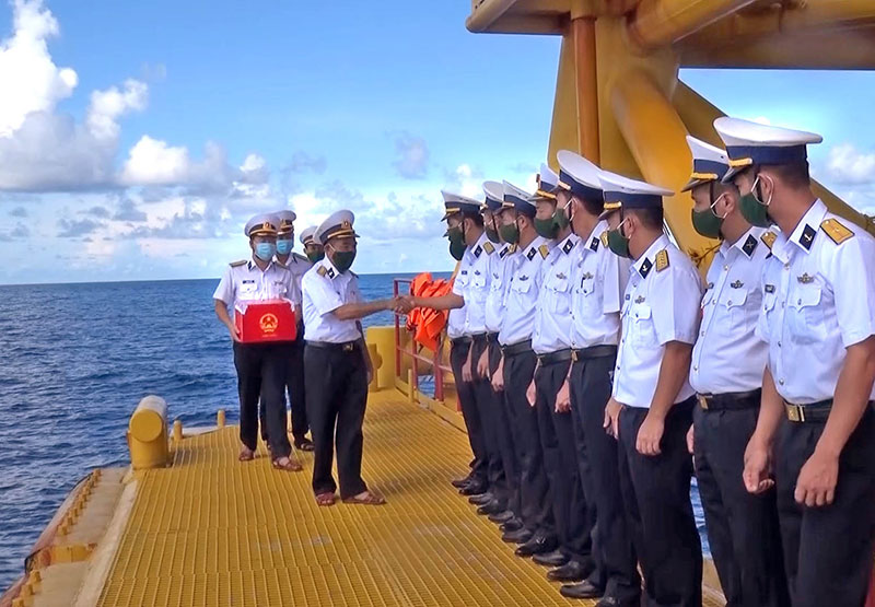 Chuyển hòm phiếu lên nhà giàn.