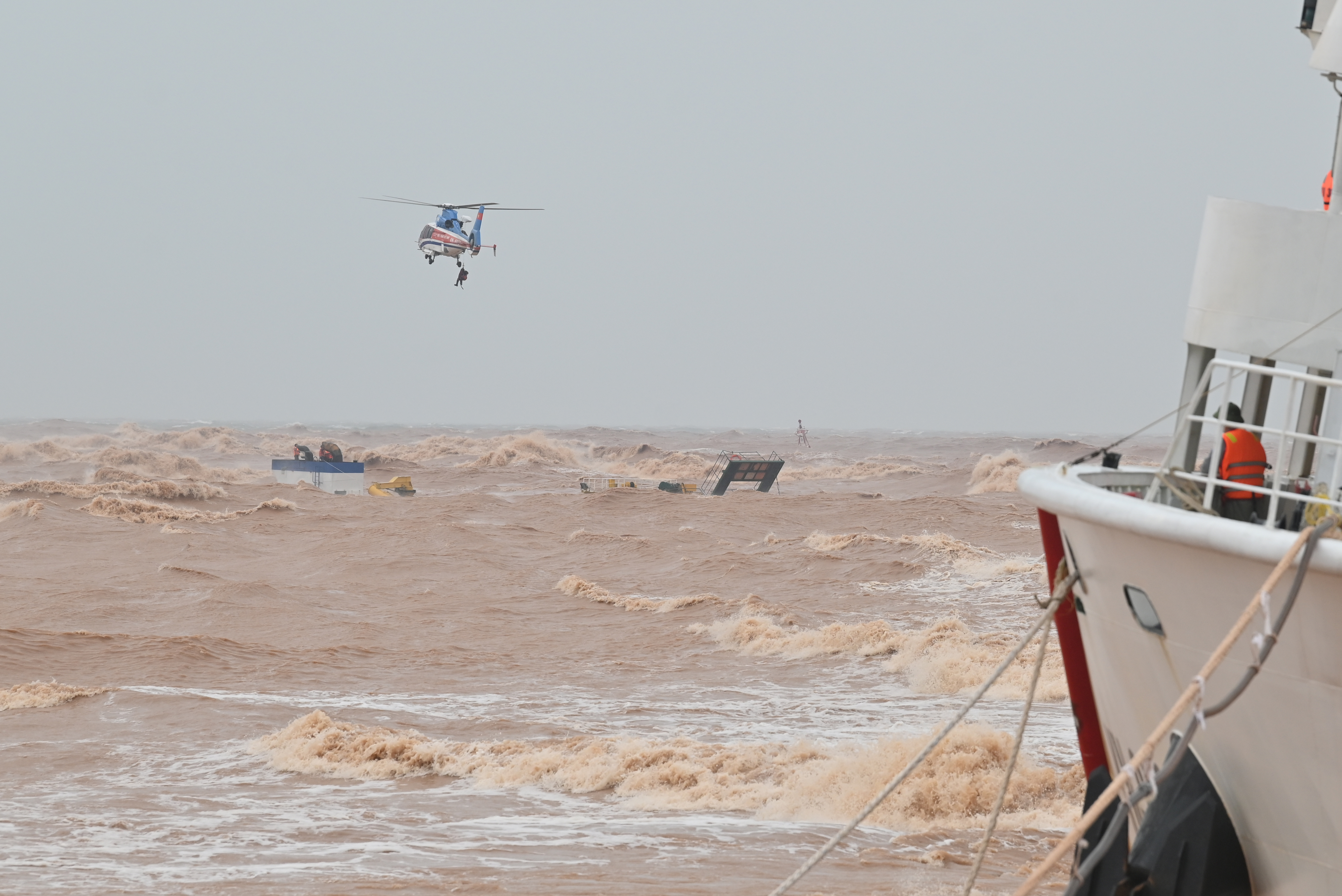 Lực lượng vũ trang phát huy vai trò nòng cốt trong ứng phó, khắc phục hậu quả thiên tai