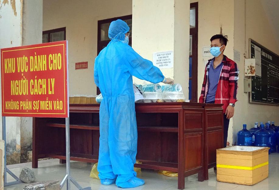 Bộ đội tận tình phục vụ người cách ly ở 