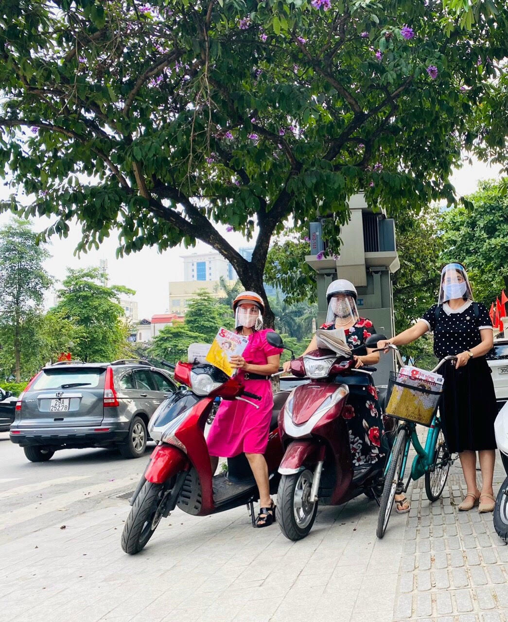 Kính chống giọt bắn tặng các lực lượng tuyến đầu chống dịch 