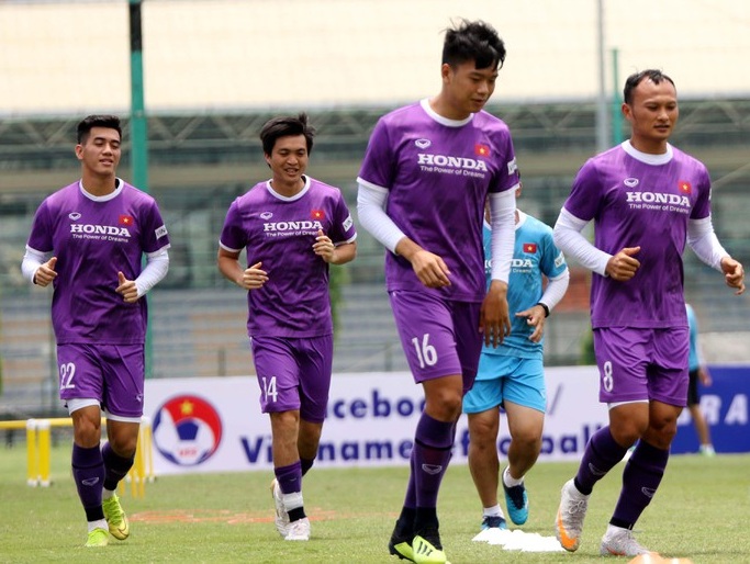 Tuyển Việt Nam đội nắng rèn thể lực