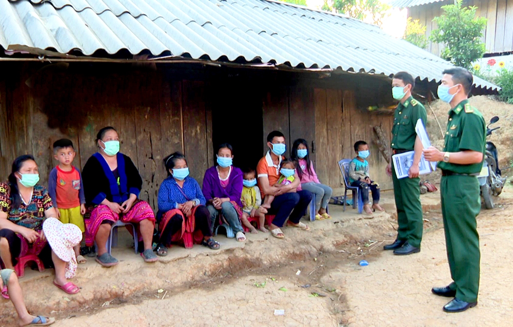 Bộ đội Biên phòng tỉnh Điện Biên tuyên truyền công tác bầu cử tại xã Mường Pồn, huyện Điện Biên.