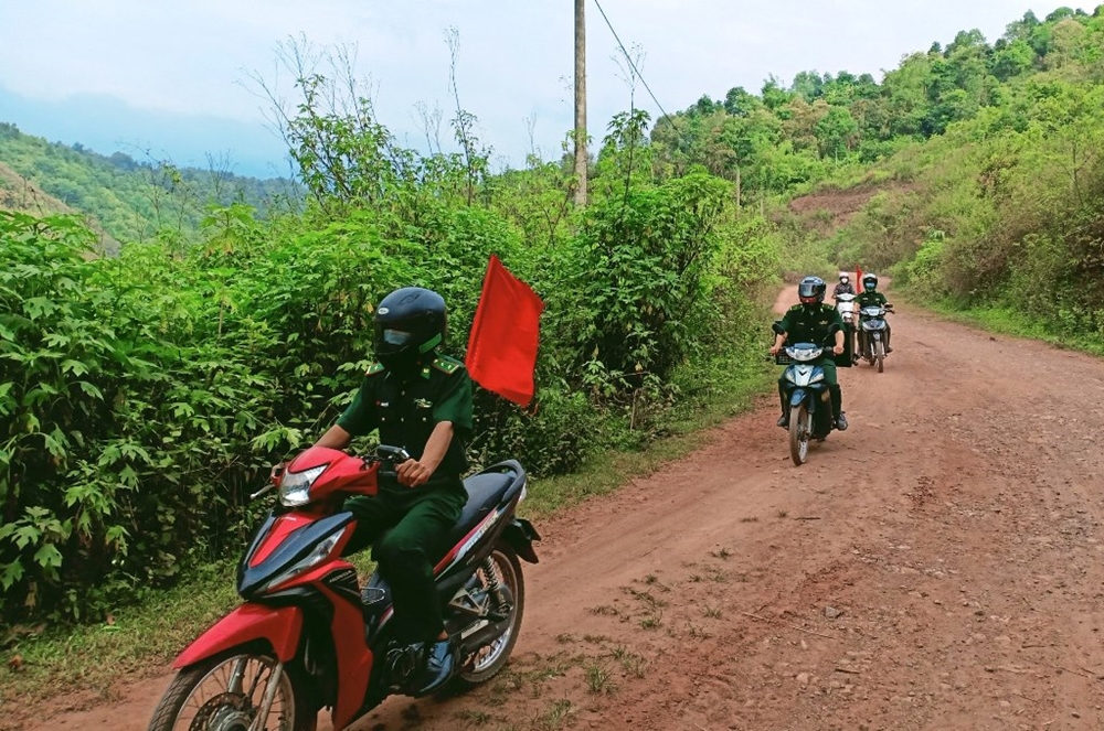 Cán bộ Đồn Biên phòng Na Cô Sa (Bộ đội Biên phòng tỉnh Điện Biên) tuyên truyền loa lưu động cho dân bản.