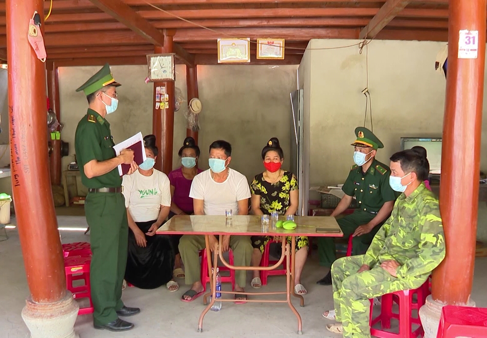 Cán bộ Đồn Biên phòng Mường Nhà (Bộ đội Biên phòng tỉnh Điện Biên) tuyên truyền bầu cử tại xã Mường Nhà, huyện Điện Biên.