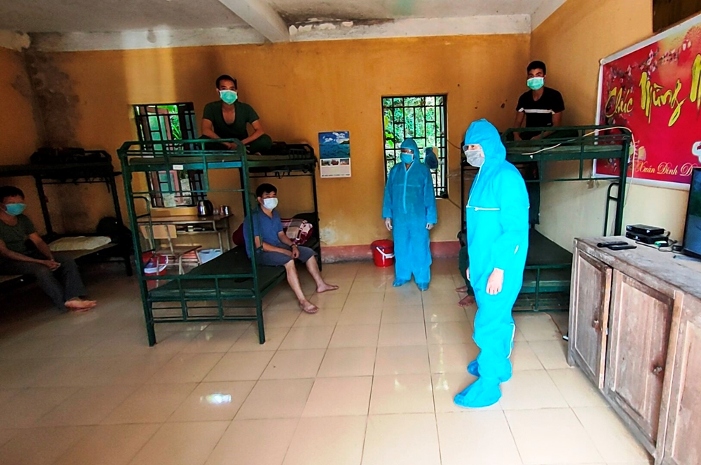 Tuyên truyền về công tác bầu cử tại khu cách ly.