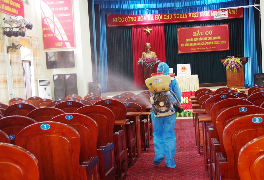Bộ CHQS tỉnh Sơn La phun khử khuẩn trước ngày hội bầu cử.