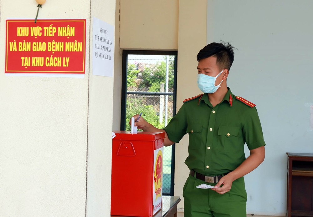 Các lực lượng làm nhiệm vụ tại khu cách ly thực hiện quyền, nghĩa vụ công dân.