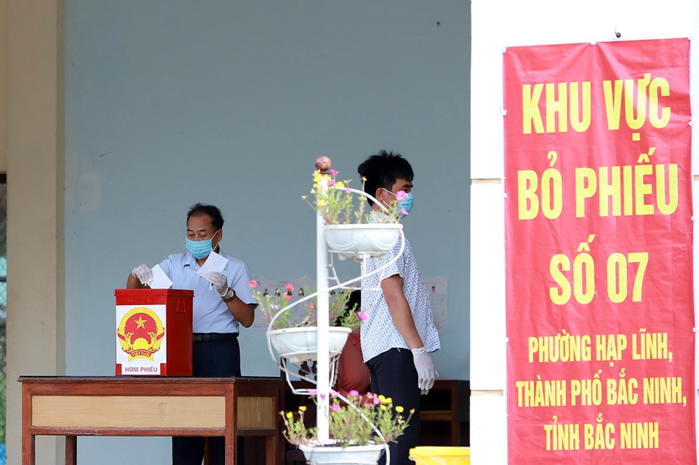 Đến khoảng hơn 10 giờ ngày 22-5, công tác bầu cử tại đây đã được hoàn tất. Hòm phiếu được tiến hành khử khuẩn trước khi đưa về khu vực kiểm phiếu
