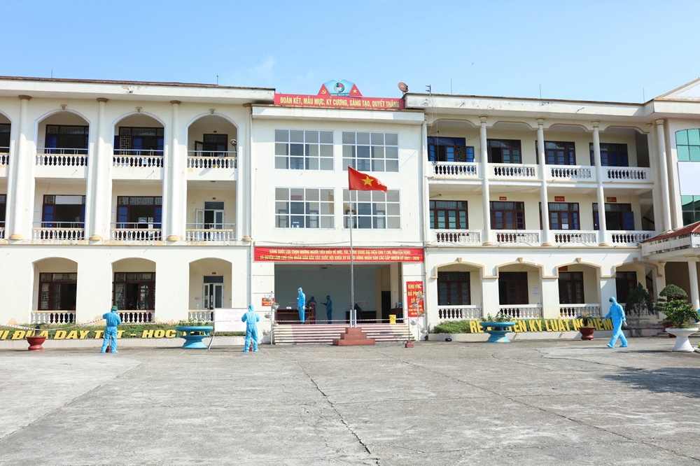 Khu cách ly ở phường Đại Phúc, TP Bắc Ninh, tỉnh Bắc Ninh do Trung đoàn 833, Bộ CHQS tỉnh Bắc Ninh quản lý. Trung tá Nguyễn Văn Quyền, Phó Tham mưu trưởng Trung đoàn 833, Bộ Chỉ huy Quân sự tỉnh Bắc Ninh cho biết, công tác bầu cử trong khu cách ly diễn ra đúng kế hoạch, đảm bảo đúng các quy định về bầu cử, quy định về phòng, chống dịch Covid-19.