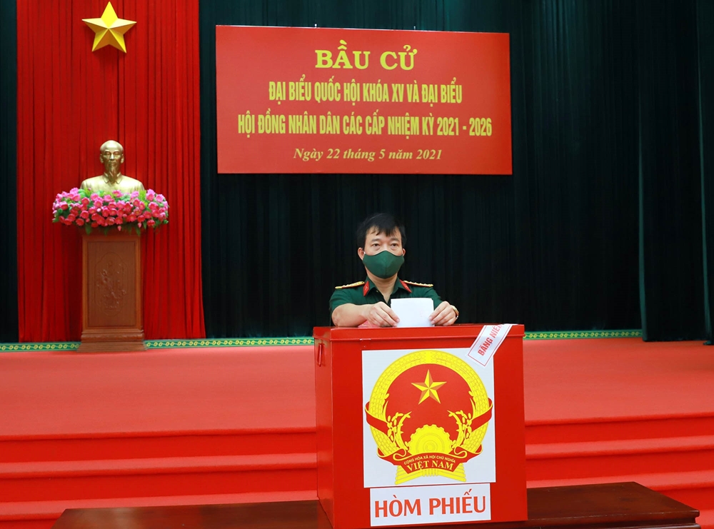 Cử tri lựa chọn, bỏ phiếu bầu cử.