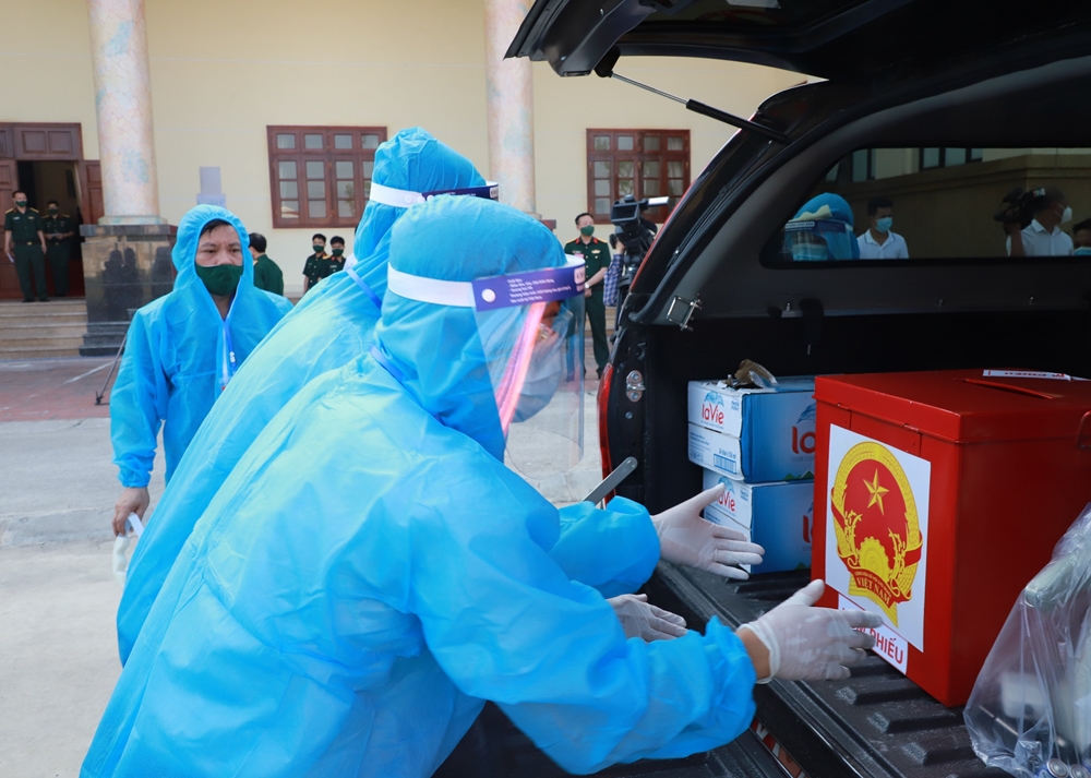 Hòm phiếu được tiến hành khử khuẩn trước khi đưa về khu vực kiểm phiếu.