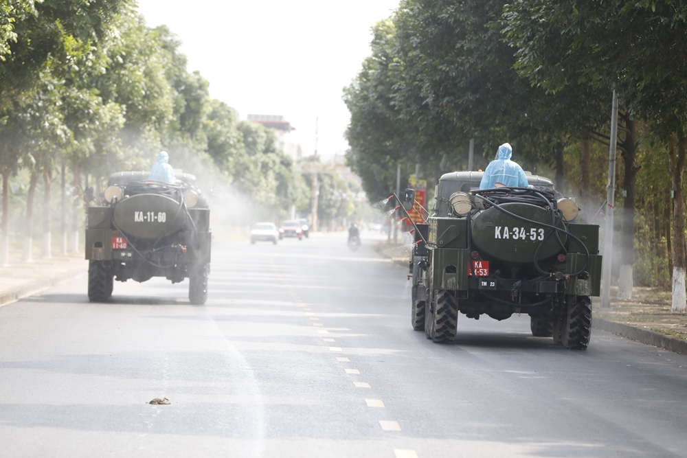 Lực lượng chức năng tiến hành phun tiêu độc, tẩy trùng toàn bộ khu vực diễn ra bầu cử trước và sau khi các công dân bỏ phiếu.