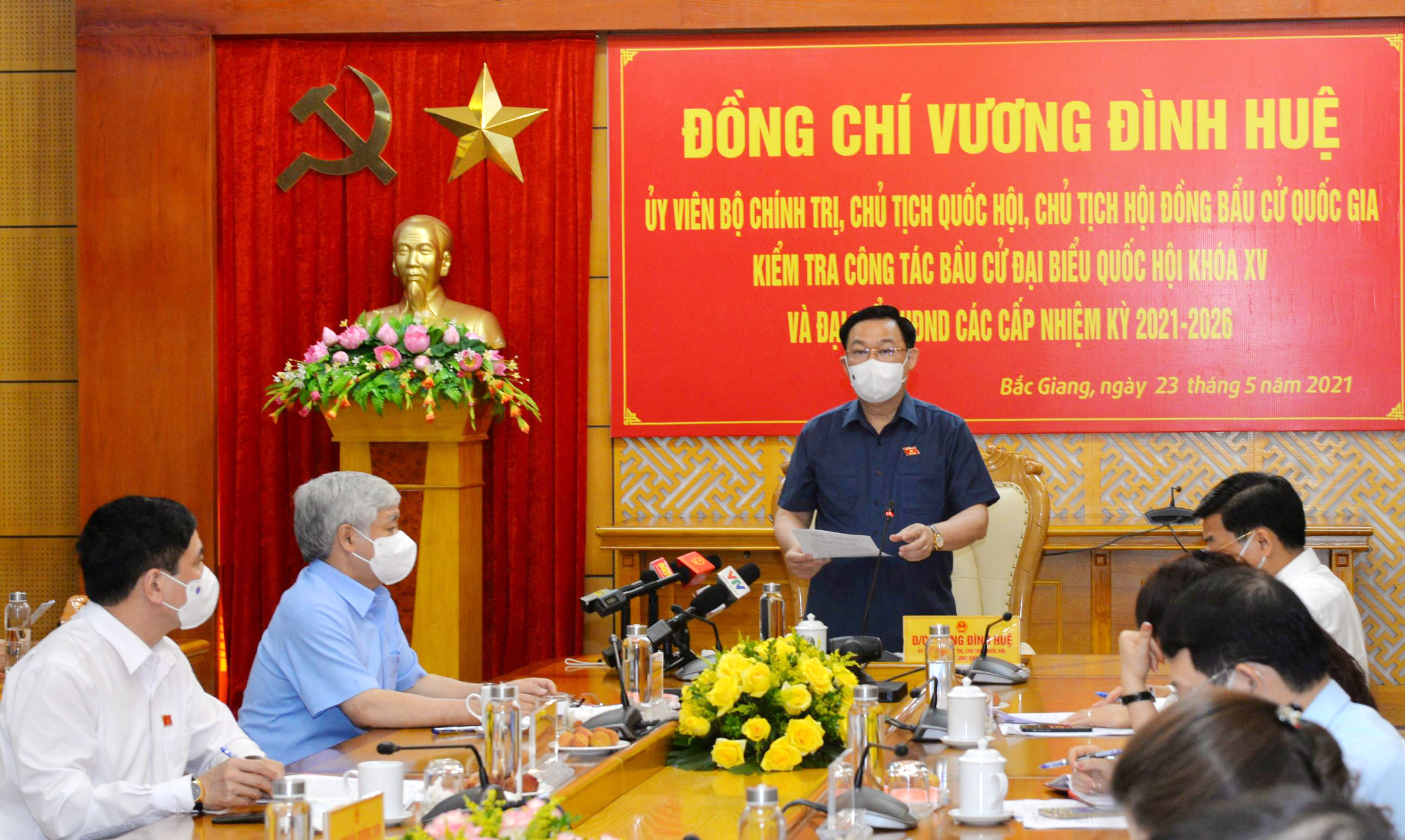  Chủ tịch Quốc hội Vương Đình Huệ kiểm tra công tác bầu cử tại tỉnh Bắc Giang