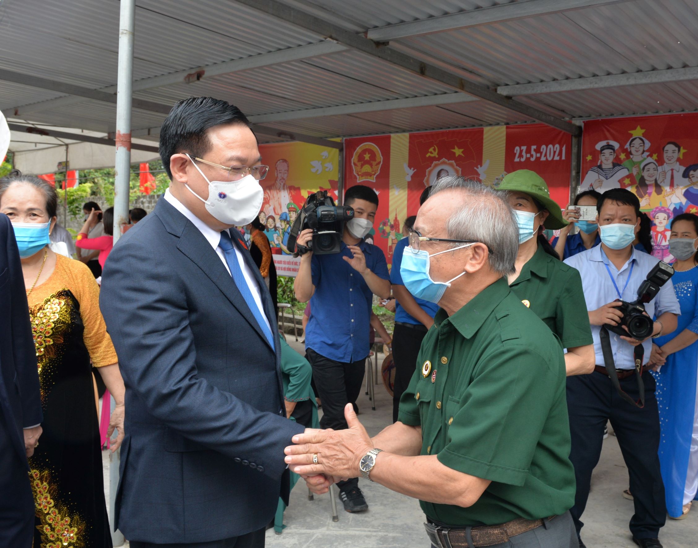 Chủ tịch Quốc hội Vương Đình Huệ kiểm tra công tác bầu cử tại Hải Dương