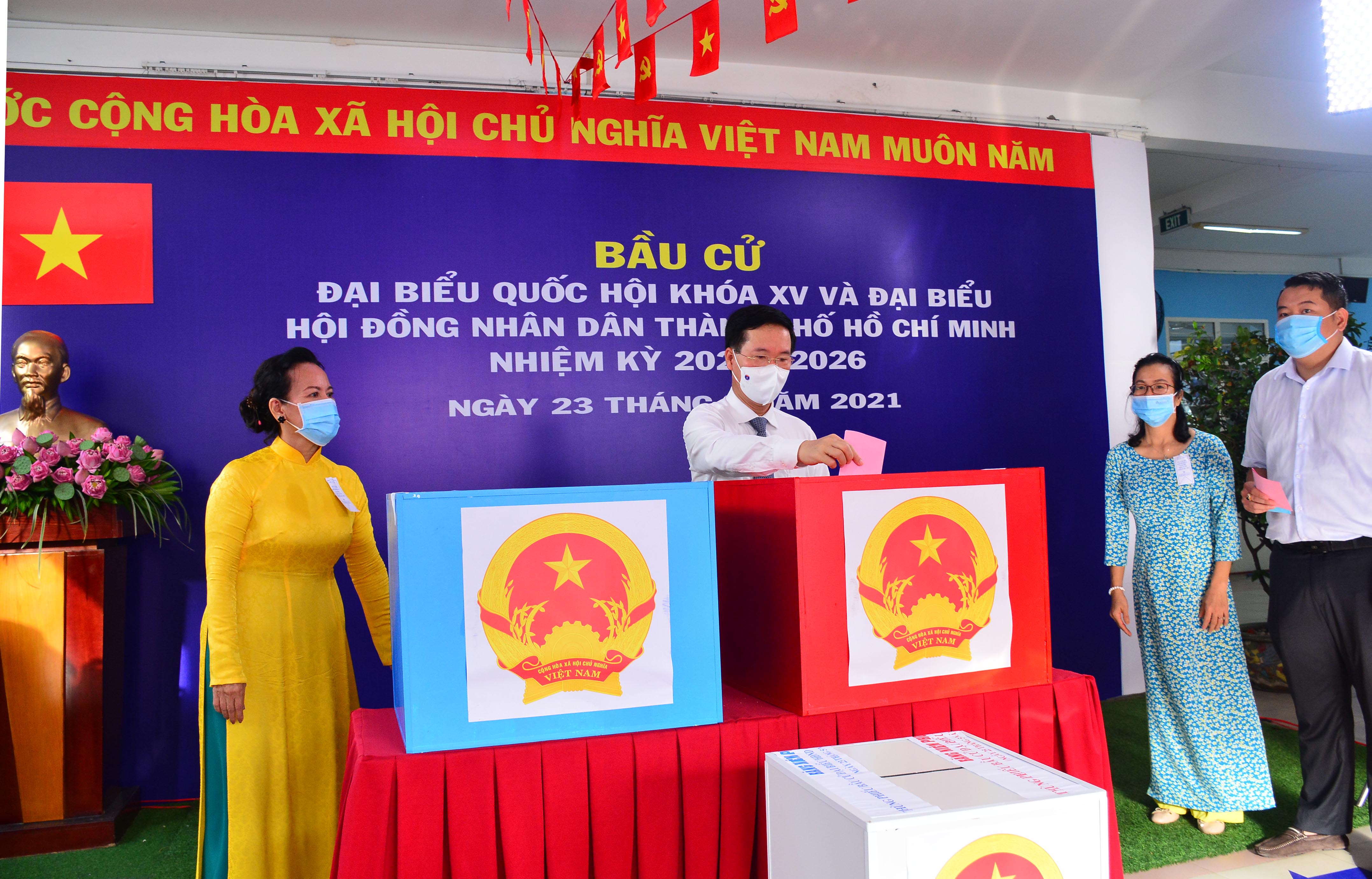 Cử tri cả nước nô nức đi bầu cử đại biểu Quốc hội khóa XV và đại biểu HĐND các cấp