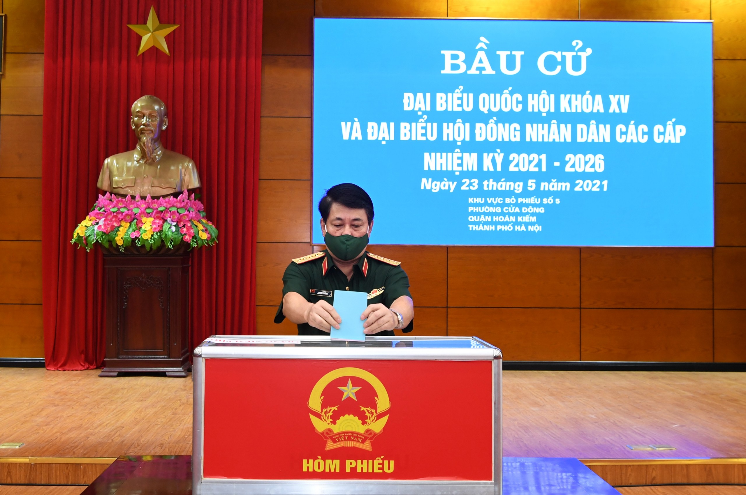 Đại tướng Lương Cường dự khai mạc và bầu cử tại Khu vực bỏ phiếu số 5, phường Cửa Đông, quận Hoàn Kiếm, TP Hà Nội