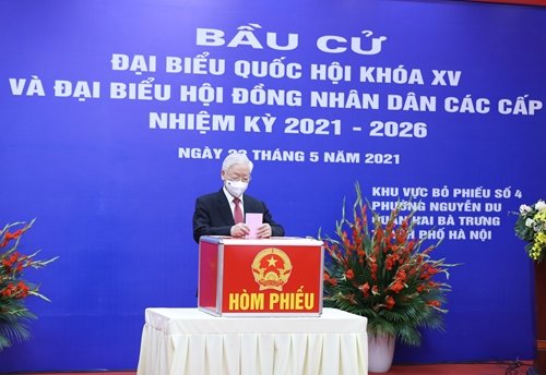 Tổng Bí thư Nguyễn Phú Trọng bỏ phiếu bầu cử tại quận Hai Bà Trưng, Hà Nội

