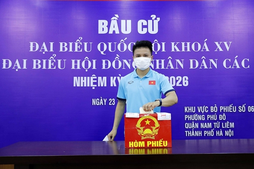 Đội tuyển Việt Nam và đội tuyển U.22 Việt Nam bỏ phiếu bầu tại trụ sở Liên đoàn Bóng đá Việt Nam