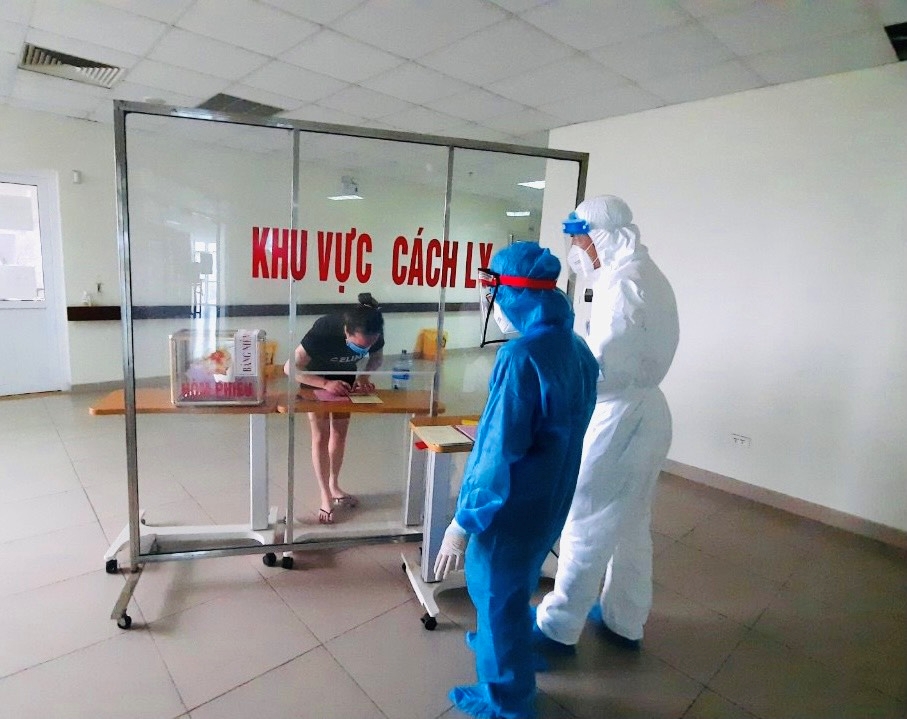 Người nhà bệnh nhân đang lựa chọn những đại biểu ưu tú để bầu trong khu cách ly Bệnh viện Bệnh Nhiệt đới Trung ương cơ sở 2.