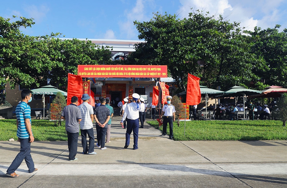 Quân, dân cùng các lực lượng công tác trên đảo vui mừng, phấn khởi đi bầu cử. Trong số cử tri, có cả nhiều ngư dân đánh cá trên vùng biển Trường Sa cũng lên đảo tham gia bầu cử.