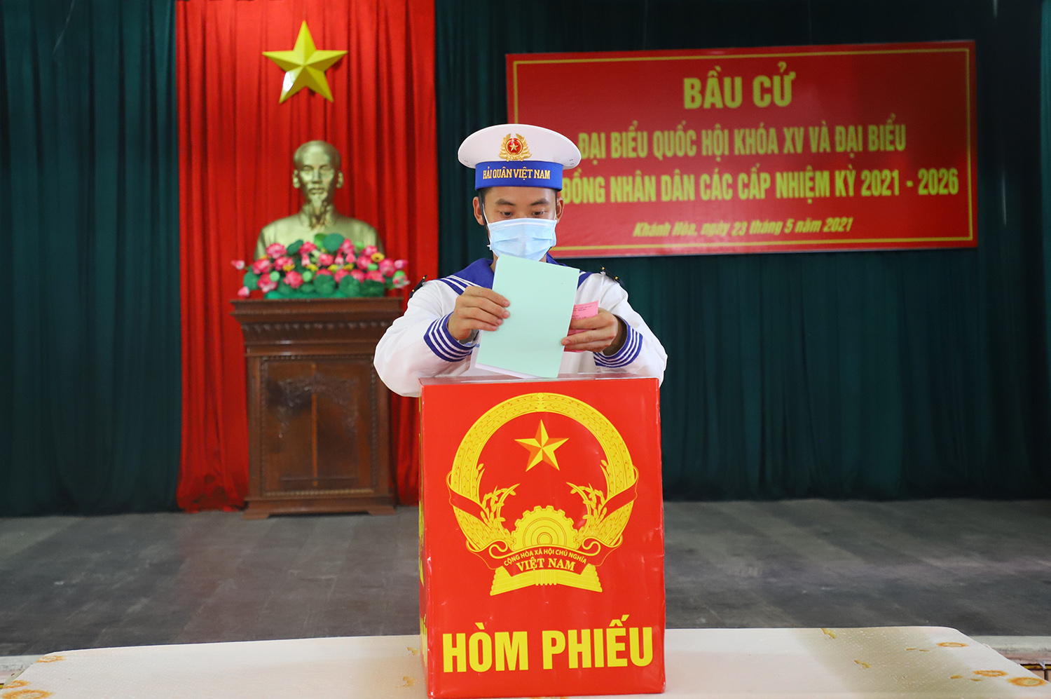 Chiến sĩ Trường Sa 18 tuổi lần đầu tham gia bầu cử