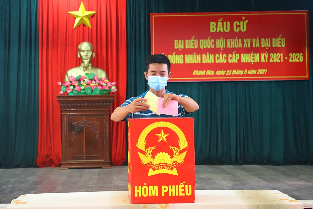 Một ngư dân lên đảo tham gia bầu cử