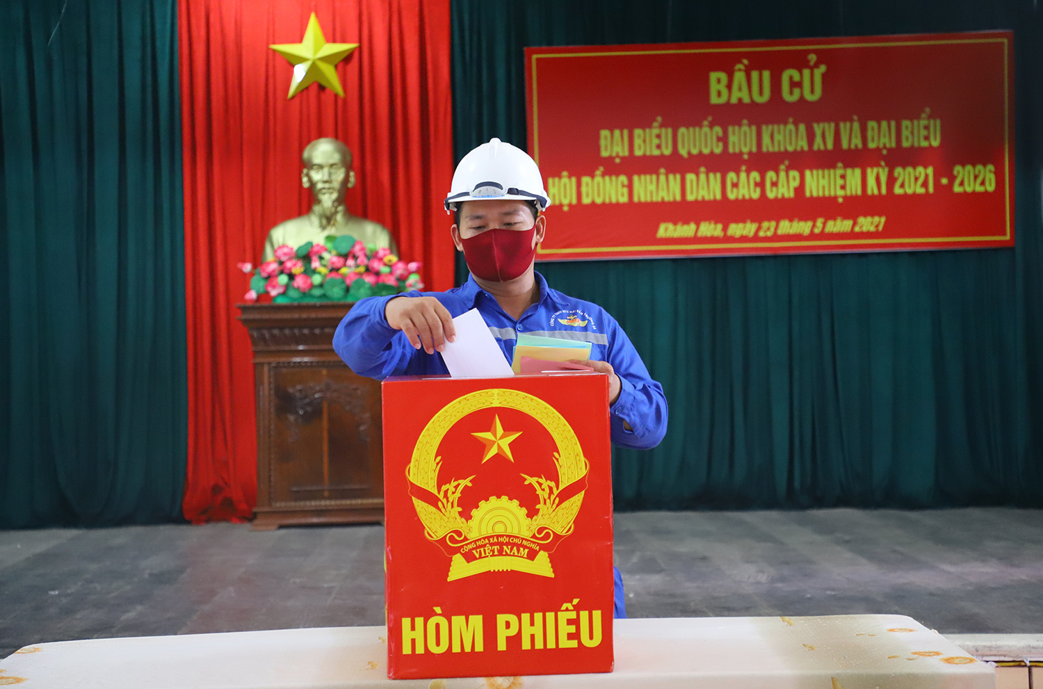 Một công nhân công tác trên đảo đi bầu cử